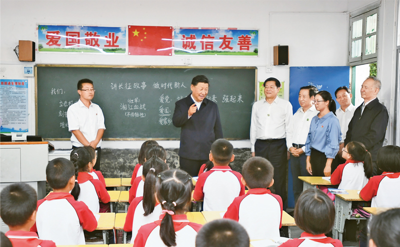 2020年9月16日至18日，中共中央總書記、國家主席、中央軍委主席習近平在湖南考察。這是16日下午，習近平在郴州市汝城縣文明瑤族鄉(xiāng)第一片小學，同正在上思政課的同學們親切交流。 新華社記者 謝環(huán)馳/攝