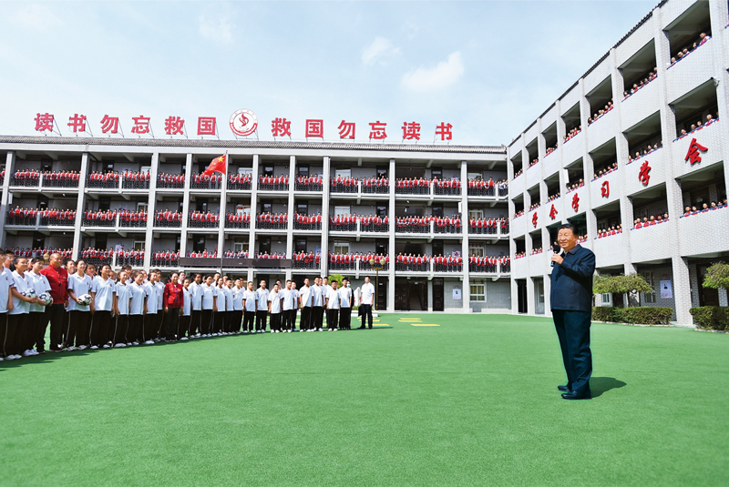 2021年9月13日至14日，中共中央總書記、國家主席、中央軍委主席習近平在陜西省榆林市考察。這是14日上午，習近平在綏德實驗中學考察時，同師生親切交流。 新華社記者 謝環(huán)馳/攝